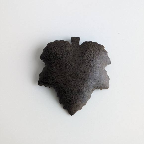 Cast Iron Maple Leaf dish - Picture 4 of 8